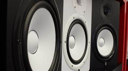 Locatarii care nu dau muzica mai încet ar putea risca pedeapsa cu închisoarea