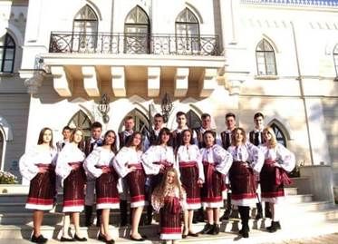 Tradiția continuă. Costume populare pentru “Ansamblul Baitaneasca”, din Ruginoasa