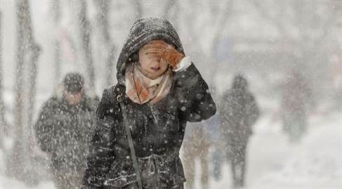 Primul val de ninsori și vreme rece din această iarnă începe de miercuri, 24 decembrie