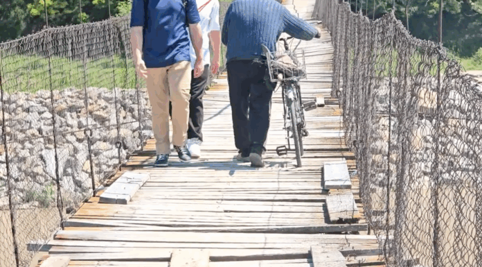 Cui îi pasă de navetiștii de la Gura Bâdiliței? Drumul și puntea peste Siret aproape distruse