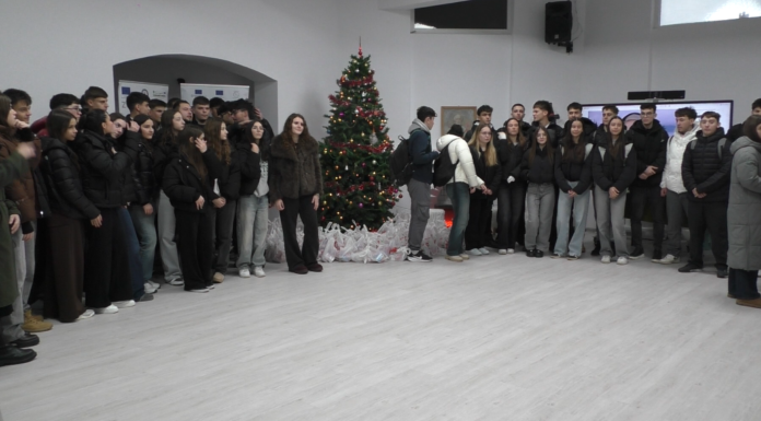 Moș Nicolae a venit mai devreme pentru copiii de la Școala Specială Pașcani. Elevii din două școli din municipiu au fost ajutoarele