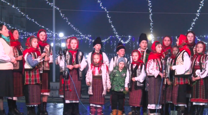 SPECTACOL LA TÂRGUL DE CRĂCIUN DIN TÂRGU FRUMOS – VIDEO