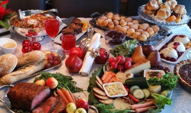 Cum ar trebui să mâncăm de sărbători ca să nu fie „prea mult”. Regulile pe care să le urmăm
