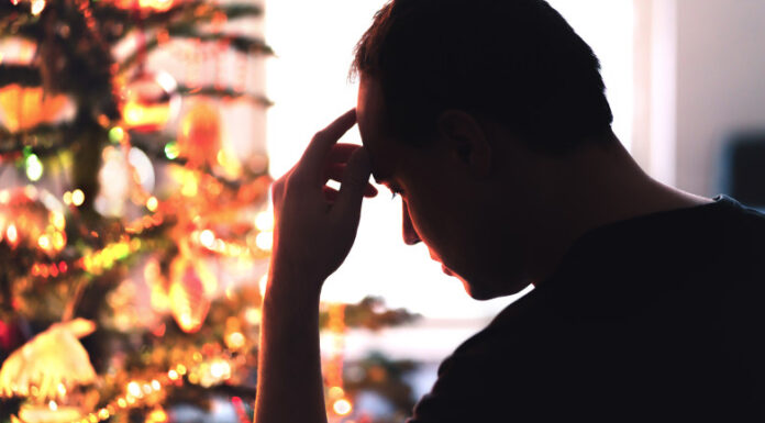 Sărbătorile, o povară pentru cei singuri. Numărul cazurilor de depresie crește cu 25% în decembrie: „Li se reactivează unele amintiri”