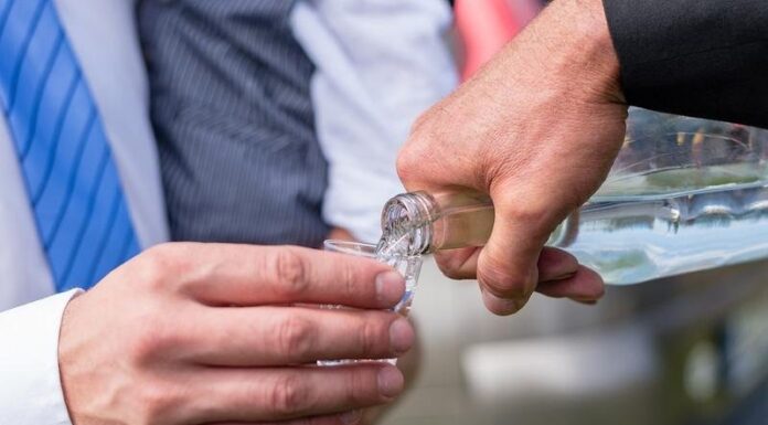 Doi ani de pușcărie după o beție de pomină la Pașcani. Polițiștilor le-a spus că a băut doar un păhărel, medicilor – un pet de bere, procurorilor – că n-a băut deloc