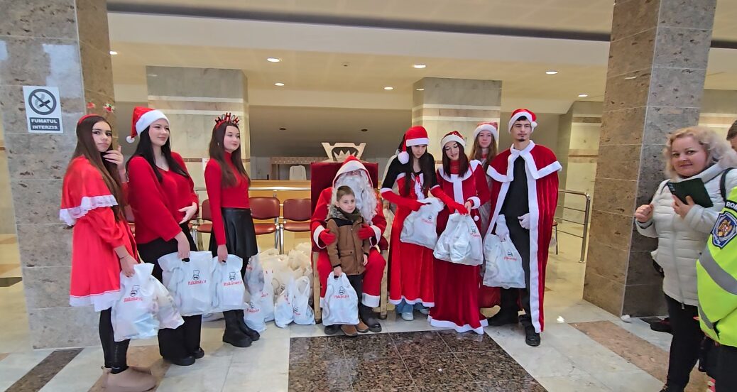 Moș Crăciun a ajuns la Primăria Pașcani – FOTO